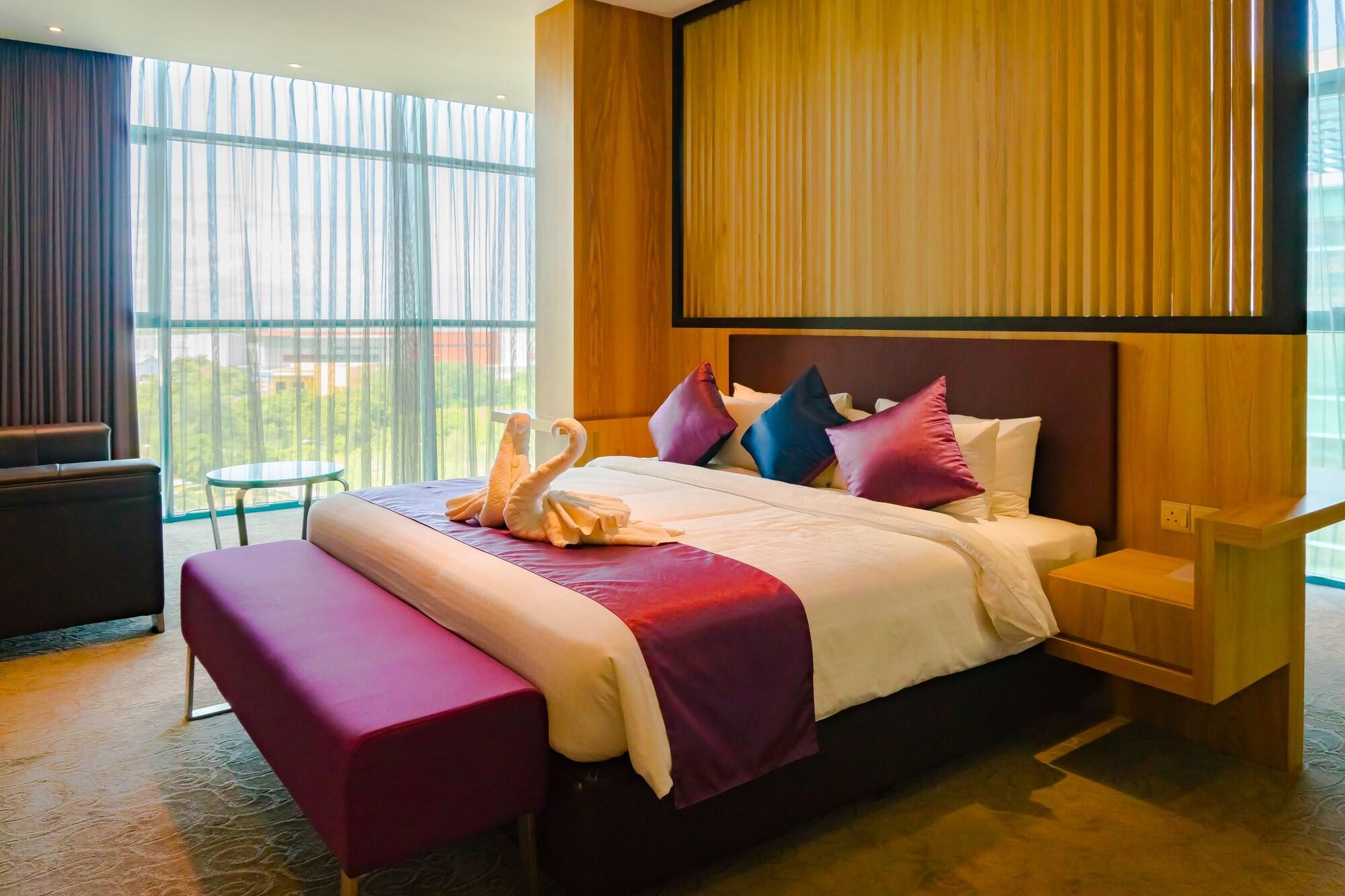 Greens Hotel & Suites Bintulu Exterior photo